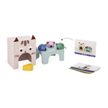 Cargar imagen en el visor de la galería, El juego se compone de un gato, una mesa, 3 ratones, un trozo de queso de madera y 24 tarjetas de modelos para reproducir. Ofrece 2 formas de jugar. 