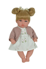Cargar imagen en el visor de la galería, Muñeca Laia 33 cm con mecanismo. Vestida en tono rosa maquillaje y estampado primaveral. Canta en catalán. Descripción: Laia quiere cantar contigo allá donde vayas. Querrás abrazar su cuerpo blandito y oler el aroma a vainilla que desprenden sus extremidades de vinyl. Lleva una chaquetita rosa maquillaje y un vestidito de flores blanco. Funciona con 3 pilas LR44/AG13(Incluidas