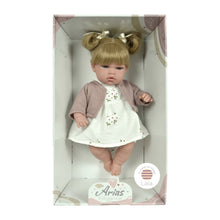 Cargar imagen en el visor de la galería, Muñeca Laia 33 cm con mecanismo. Vestida en tono rosa maquillaje y estampado primaveral. Canta en catalán. Descripción: Laia quiere cantar contigo allá donde vayas. Querrás abrazar su cuerpo blandito y oler el aroma a vainilla que desprenden sus extremidades de vinyl. Lleva una chaquetita rosa maquillaje y un vestidito de flores blanco. Funciona con 3 pilas LR44/AG13(Incluidas