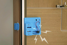 Carregar imagem no visualizador da galeria, Haz tu propia alarma! La alarma funciona con pilas y se incluyen instrucciones detalladas. Kit para instalar una alarma para evitar la entrada de los intrusos. Viene con una carcasa transparente de aspecto cibernético.