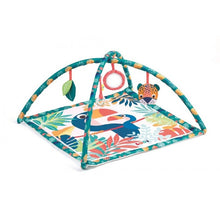 Carregar imagem no visualizador da galeria,  Alfombra Estimulación Tucán La suave y mullida alfombra de juego &quot;Tucán&quot; permite que el bebé se divierta y se relaje bajo la atenta mirada de sus padres. Con un diseño colorido y divertido, este espacio lúdico despertará su curiosidad. 