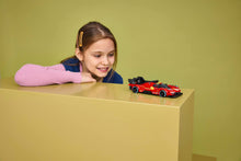 Cargar imagen en el visor de la galería,  El vehículo viene con una minifigura de un piloto con traje y casco de Ferrari que los niños pueden colocar al volante para disputar carreras o exponer con orgullo. Los sets LEGO Speed Champions, contiene 329 piezas. 