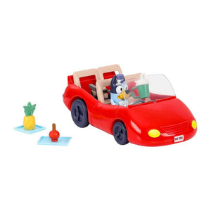  Bluey Coche Convertible - Famosa BLY65000 Bluey y su familia ya tienen un coche nuevo muy chulo para ir de paseo. Incluye una figura de Bluey, 2 batidos de zumo y una bandeja para que no se les caiga en el coche o poder hacer un picnic 