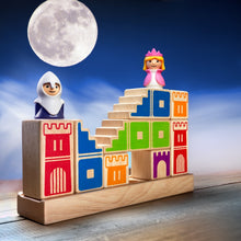Cargar imagen en el visor de la galería, amelot JuniorTendrás que ayudar al príncipe a salvar a su princesa...  Camelot Junior potencia el razonamiento lógico, la visión espacial, la motricidad fina, la perseverancia y la paciencia. Camelot Jr Madera es un juego de mesa de lógica para los más pequeños, con diferentes niveles de dificultad, con 48 retos y sus soluciones. Fabricado en madera de muy buena calidad. 