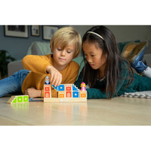 Cargar imagen en el visor de la galería, amelot JuniorTendrás que ayudar al príncipe a salvar a su princesa...  Camelot Junior potencia el razonamiento lógico, la visión espacial, la motricidad fina, la perseverancia y la paciencia. Camelot Jr Madera es un juego de mesa de lógica para los más pequeños, con diferentes niveles de dificultad, con 48 retos y sus soluciones. Fabricado en madera de muy buena calidad. 