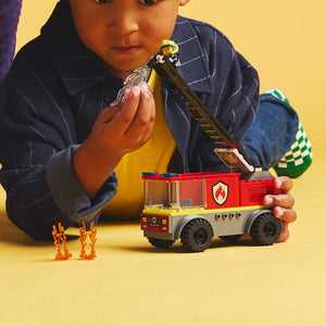 Camión de Bomberos LEGO CITY Primero tendrás diversión montando este bonito camión con escalera elevable y después te divertirás apagando fuegos como un auténtico bombero.