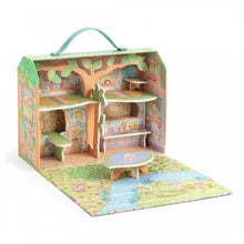 Cargar imagen en el visor de la galería, Casita de Sylvia &amp; Fox&#39;s de Tinyly. Conoce a Sylvia una figura encantadora y feliz con su pequeño amigo Fox. Viene con su hermosa casa en el bosque. Esta impresionante casa se pliega con un bonito ambiente decorativo en el que las figuras Tinyly pueden jugar 