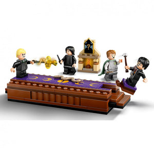 Castillo de Hogwarts: Club de Duelo Recrea una fascinante escena de Harry Potter y la cámara secreta con el juguete LEGO Harry Potter Castillo de Hogwarts: Club de Duelo. Incluye una plataforma donde se baten 2 minifiguras