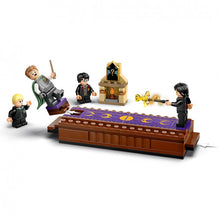 Carregar imagem no visualizador da galeria, Castillo de Hogwarts: Club de Duelo Recrea una fascinante escena de Harry Potter y la cámara secreta con el juguete LEGO Harry Potter Castillo de Hogwarts: Club de Duelo. Incluye una plataforma donde se baten 2 minifiguras
