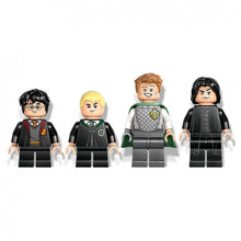 Carregar imagem no visualizador da galeria, Castillo de Hogwarts: Club de Duelo Recrea una fascinante escena de Harry Potter y la cámara secreta con el juguete LEGO Harry Potter Castillo de Hogwarts: Club de Duelo. Incluye una plataforma donde se baten 2 minifiguras