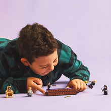 Carregar imagem no visualizador da galeria, Castillo de Hogwarts: Club de Duelo Recrea una fascinante escena de Harry Potter y la cámara secreta con el juguete LEGO Harry Potter Castillo de Hogwarts: Club de Duelo. Incluye una plataforma donde se baten 2 minifiguras