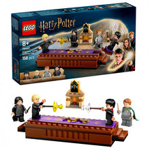 Carregar imagem no visualizador da galeria, Castillo de Hogwarts: Club de Duelo Recrea una fascinante escena de Harry Potter y la cámara secreta con el juguete LEGO Harry Potter Castillo de Hogwarts: Club de Duelo. Incluye una plataforma donde se baten 2 minifiguras