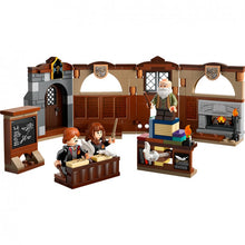 Carregar imagem no visualizador da galeria, Clase de Encantamientos Recrea de LEGO,una hechizante escena de Harry Potter y la piedra filosofal en la clase de Encantamientos del Castillo de Hogwarts con este juego de juguetes. El pequeño set con grandes posibilidades de juego es perfecto para descubrirles el Mundo Mágico construido con ladrillos