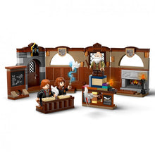 Carregar imagem no visualizador da galeria, Clase de Encantamientos Recrea de LEGO,una hechizante escena de Harry Potter y la piedra filosofal en la clase de Encantamientos del Castillo de Hogwarts con este juego de juguetes. El pequeño set con grandes posibilidades de juego es perfecto para descubrirles el Mundo Mágico construido con ladrillos