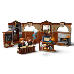 Clase de Encantamientos Recrea de LEGO,una hechizante escena de Harry Potter y la piedra filosofal en la clase de Encantamientos del Castillo de Hogwarts con este juego de juguetes. El pequeño set con grandes posibilidades de juego es perfecto para descubrirles el Mundo Mágico construido con ladrillos