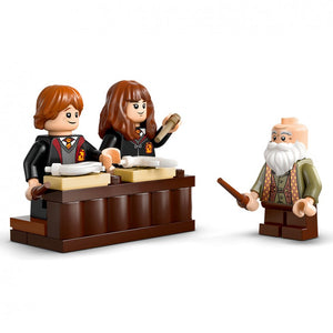 Clase de Encantamientos Recrea de LEGO,una hechizante escena de Harry Potter y la piedra filosofal en la clase de Encantamientos del Castillo de Hogwarts con este juego de juguetes. El pequeño set con grandes posibilidades de juego es perfecto para descubrirles el Mundo Mágico construido con ladrillos