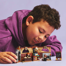 Carregar imagem no visualizador da galeria, Clase de Encantamientos Recrea de LEGO,una hechizante escena de Harry Potter y la piedra filosofal en la clase de Encantamientos del Castillo de Hogwarts con este juego de juguetes. El pequeño set con grandes posibilidades de juego es perfecto para descubrirles el Mundo Mágico construido con ladrillos