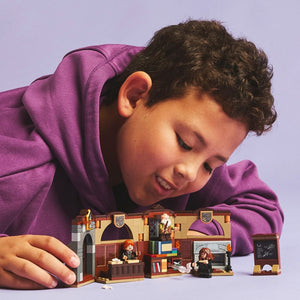 Clase de Encantamientos Recrea de LEGO,una hechizante escena de Harry Potter y la piedra filosofal en la clase de Encantamientos del Castillo de Hogwarts con este juego de juguetes. El pequeño set con grandes posibilidades de juego es perfecto para descubrirles el Mundo Mágico construido con ladrillos