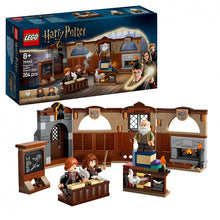 Carregar imagem no visualizador da galeria, Clase de Encantamientos Recrea de LEGO,una hechizante escena de Harry Potter y la piedra filosofal en la clase de Encantamientos del Castillo de Hogwarts con este juego de juguetes. El pequeño set con grandes posibilidades de juego es perfecto para descubrirles el Mundo Mágico construido con ladrillos