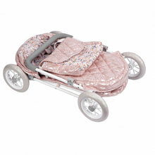 Carregar imagem no visualizador da galeria, Coche de paseo con capota de la colección FANTASY. Plegable y con capazo extraíble. Este carrito en tela rosa acolchada brillante y motivos florales es perfecto para salir a pasear por el parque con tu muñeca preferida. Incluye bolso a juego donde poder guardar todos los accesorios de los muñecos. La altura del manillar es de 55 cm. 