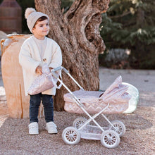 Cargar imagen en el visor de la galería, Coche de paseo con capota de la colección FANTASY. Plegable y con capazo extraíble. Este carrito en tela rosa acolchada brillante y motivos florales es perfecto para salir a pasear por el parque con tu muñeca preferida. Incluye bolso a juego donde poder guardar todos los accesorios de los muñecos. La altura del manillar es de 55 cm. 