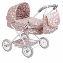 Cargar imagen en el visor de la galería, Coche de paseo con capota de la colección FANTASY. Plegable y con capazo extraíble. Este carrito en tela rosa acolchada brillante y motivos florales es perfecto para salir a pasear por el parque con tu muñeca preferida. Incluye bolso a juego donde poder guardar todos los accesorios de los muñecos. La altura del manillar es de 55 cm. 