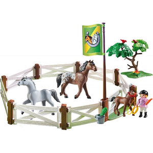 Cercado de Doma con Caballos, Si te gustan los caballos este es tu Playmobil ideal. Vallas para crear un recinto cerrado. Incluye también, árbol, bandera, 2 caballos, poni y una figura niña.