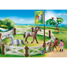 Carregar imagem no visualizador da galeria, Cercado de Doma con Caballos, Si te gustan los caballos este es tu Playmobil ideal. Vallas para crear un recinto cerrado. Incluye también, árbol, bandera, 2 caballos, poni y una figura niña.