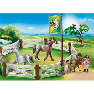Cercado de Doma con Caballos, Si te gustan los caballos este es tu Playmobil ideal. Vallas para crear un recinto cerrado. Incluye también, árbol, bandera, 2 caballos, poni y una figura niña.
