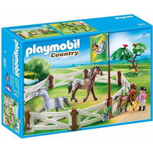 Cargar imagen en el visor de la galería, Cercado de Doma con Caballos, Si te gustan los caballos este es tu Playmobil ideal. Vallas para crear un recinto cerrado. Incluye también, árbol, bandera, 2 caballos, poni y una figura niña.