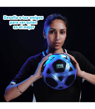 Cargar imagen en el visor de la galería,  Counter Ball Una pelota con luz y sonidos que te dirá palabras de ánimo y se encenderá cada vez que toques la pelota. Cuenta tus toques de balón. 