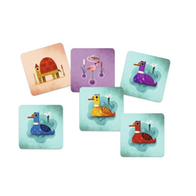 Carregar imagem no visualizador da galeria, Un juego de cartas de deducción y rapidez, en el que ganará la partida el que más rápido cuente las patas que hay sobre la mesa y adivine cuál es el pato de sus adversarios. 