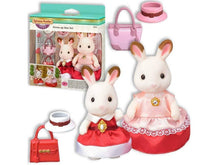 Carregar imagem no visualizador da galeria,  Sylvanian Families Duo Con Vestidos,El set incluye: figuras de Freya y Teri, mamá e hija de la Familia Conejo Chocolate. Detalles • Set de figuras con accesorios.• Incluye: figura adulta con sombrero y bolso; figura niña con bolso y sombrero. 