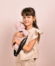 Carregar imagem no visualizador da galeria, bolso rosa de oso DOUDOU, el accesorio ideal para combinar dulzura y practicidad! Este bolso bandolera de 30 cm te ofrece un auténtico remanso de suavidad para llevar a todas partes. Su diseño de oso rosa no solo es adorable, sino también increíblemente suave y cómodo.