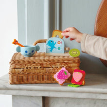Cargar imagen en el visor de la galería,  juego de té para principiantes, los niños pequeños podrán jugar y divertirse aprendiendo a preparar un delicioso desayuno. La tostada aparece en la tostadora y su hijo puede crear deliciosas rebanadas con diferentes ingredientes y revolver el café en la taza. 