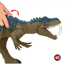 Carregar imagem no visualizador da galeria,  Alosaurus Embestida Jurassic World - Mattel HR,Esta figura del dinosaurio Alosaurio ataca con un movimiento realista : la rueda giratoria activa un ataque feroz con el cuello seguido de un aterrador mordisco y un rugido mientras mueve la cabeza de arriba a abajo, más de 43 cm de largo