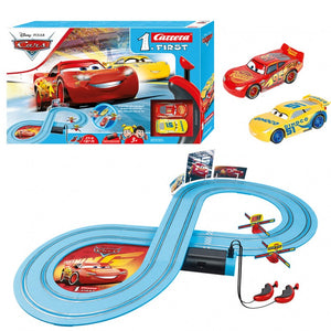 Carrera FIRST Disney-Pixar Cars - Friends Race" puedes correr con el héroe Rayo McQueen y su entrenadora Cruz Ramírez de las películas de Disney-Pixar Cars y diseñar la carrera según tus propias ideas. 