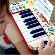 Carregar imagem no visualizador da galeria,  magnífico sintetizador electrónico de madera ilustrado para niños. Con las partituras que incluye se pueden tocar 4 canciones populares o componer otras piezas, según se desee. Cada nota se reemplaza con un signo de color