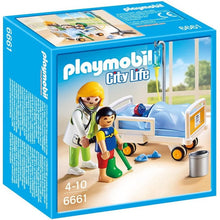 Cargar imagen en el visor de la galería, Doctor con Niño - Playmobil City Life 6661Ahora puedes completar todas las partes de tu hospital con este juego de doctor con niño de Playmobil número 6661 de la serie City Life. Este set incluye camilla, suero, distintos tipos de vendas para cabeza, brazos o piernas 