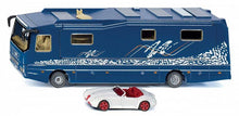 Carregar imagem no visualizador da galeria,  La autocaravana Performance de la marca Volkner te permite viajar con absoluto lujo. Este lujoso espacio habitable sobre ruedas a escala 1:50 con numerosas piezas de metal impresiona por sus numerosos detalles. Una trampilla que se abre en el lateral permite ver el garaje central debajo del espacio habitable.