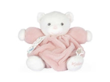 Cargar imagen en el visor de la galería, Adorable osito rosa de 20 cm. Su tacto tan suave y delicado hace que sea el compañero ideal de tu bebé desde el nacimiento. Sus numerosos pliegues hace que sea más facil para el agarre de los más pequeños. Viene presentado en una bonita caja de regalo que lo hace perfecto para un primer regalo. 