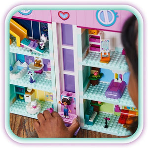  Casa de Muñecas de Gabby , 8 habitaciones: Los fans de la serie para televisión de DreamWorks Animation a partir de 4 años explorarán su propia casita con el set LEGO® • 4 emblemáticos personajes.498 piezas.