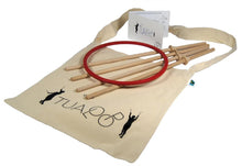 Cargar imagen en el visor de la galería, Tualoop: el juego al aire libre para toda la familia Tualoop combina deportividad y elegancia. Un aro (fabricado con Arboblend®, un material de origen biológico) se suspende de dos palos que se estiran uniformemente, deslizándose hacia adelante y volando. Mediante diversas técnicas de lanzamiento, el aro puede mantenerse suspendido en el aire como un frisbee a largas distancias o rodar y rebotar como una pelota.