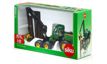 Carregar imagem no visualizador da galeria, Tractor forestal hecho a escala 1/32 en metal y parrtes de plástico. Tiene pinzas para cargar los troncos. Tiene 3 ejes de ruedas. El tren de ruedas delanteras es articulado para poder adaptarse mejor a los terrenos abruptos. La cabina se puede elevar. Incluye 4 troncos. 