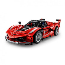 Carregar imagem no visualizador da galeria, Ferrari FXX K LEGO Technic - LEGO 42212 Igual que el original, esta versión en maqueta cuenta con puertas de mariposa que se abren y capó abatible. Examina el diferencial, de gran realismo, y observa cómo se mueven los pistones. Luego levanta la cubierta para ver el motor V12. El modelo consta de 897 piezas. 