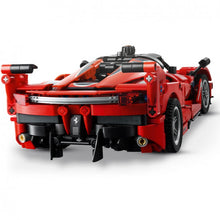 Carregar imagem no visualizador da galeria, Ferrari FXX K LEGO Technic - LEGO 42212 Igual que el original, esta versión en maqueta cuenta con puertas de mariposa que se abren y capó abatible. Examina el diferencial, de gran realismo, y observa cómo se mueven los pistones. Luego levanta la cubierta para ver el motor V12. El modelo consta de 897 piezas. 