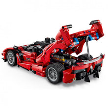 Carregar imagem no visualizador da galeria, Ferrari FXX K LEGO Technic - LEGO 42212 Igual que el original, esta versión en maqueta cuenta con puertas de mariposa que se abren y capó abatible. Examina el diferencial, de gran realismo, y observa cómo se mueven los pistones. Luego levanta la cubierta para ver el motor V12. El modelo consta de 897 piezas. 
