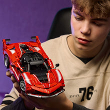 Carregar imagem no visualizador da galeria, Ferrari FXX K LEGO Technic - LEGO 42212 Igual que el original, esta versión en maqueta cuenta con puertas de mariposa que se abren y capó abatible. Examina el diferencial, de gran realismo, y observa cómo se mueven los pistones. Luego levanta la cubierta para ver el motor V12. El modelo consta de 897 piezas. 
