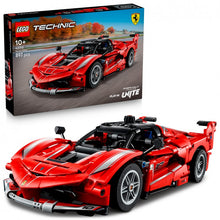 Carregar imagem no visualizador da galeria, Ferrari FXX K LEGO Technic - LEGO 42212 Igual que el original, esta versión en maqueta cuenta con puertas de mariposa que se abren y capó abatible. Examina el diferencial, de gran realismo, y observa cómo se mueven los pistones. Luego levanta la cubierta para ver el motor V12. El modelo consta de 897 piezas. 