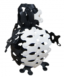 Binabo 60 piezas Blanco y negro 60 piezas (30 de cada). “Una pieza, infinitas posibilidades” Construye con Binabo cualquier cosa que imagines, diseña tus propios juguetes y da rienda suelta a tu creatividad. 